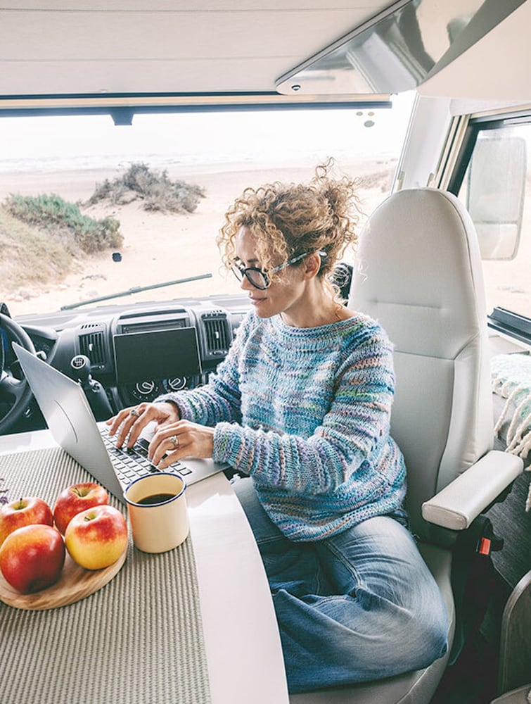 Frau im Wohnmobil